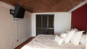 Design Suite, 1 King Bed, Non Smoking | In-room safe, iron/ironing board (on request), free WiFi, bed sheets - The House of Cinema Guanajuato (Guanajuato)