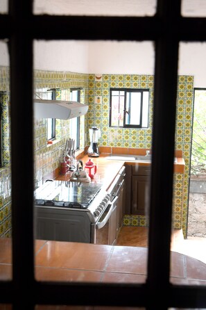 Design Suite, 1 King Bed, Non Smoking | Shared kitchen | Shared fridge, microwave
