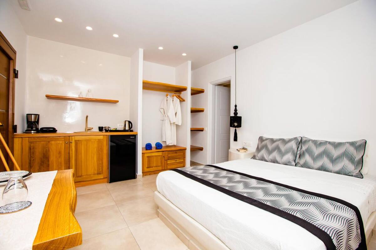 Standard Room, Sea View (& private jetted tub) | Egyptian cotton sheets, premium bedding, in-room safe, desk