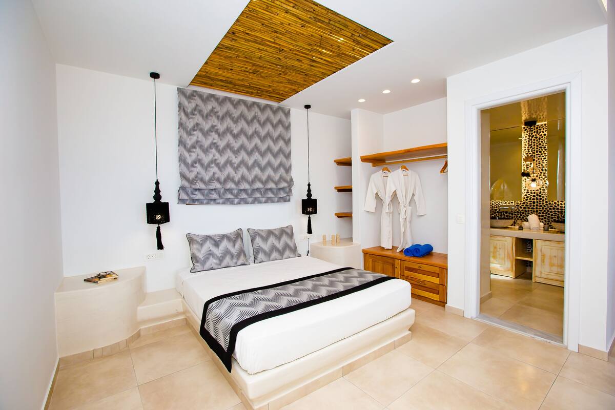 Deluxe Suite, Sea View (& private jetted tub) | Egyptian cotton sheets, premium bedding, in-room safe, desk