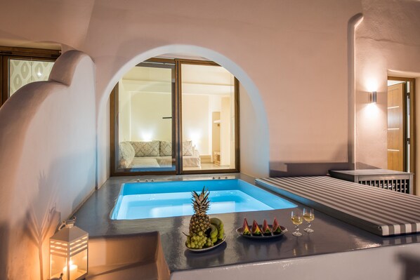 Egyptian cotton sheets, premium bedding, in-room safe, desk - Perla Nera Suites (Santorini)