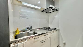 Refrigerador con congelador, microondas y parrilla de estufa