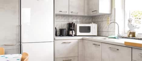Fridge, stovetop, dishwasher, coffee/tea maker