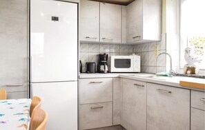 Refrigerador, parrilla de estufa, lavavajillas y cafetera y tetera 