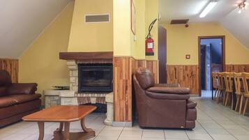 Een televisie, een open haard en een tafeltennistafel