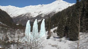 Un paisaje montañoso nevado bajo un cielo despejado.