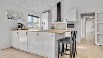 Fridge, stovetop, dishwasher, coffee/tea maker