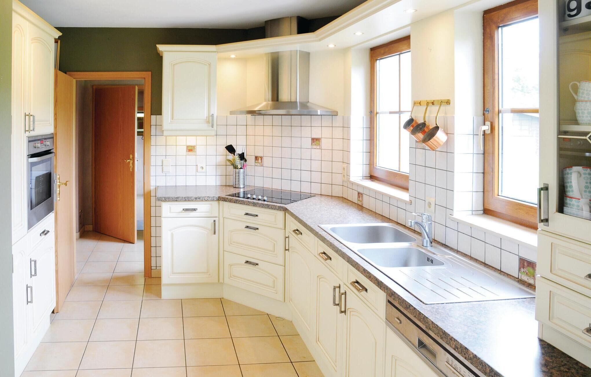 Refrigerador, parrilla de estufa, lavavajillas y cafetera y tetera 