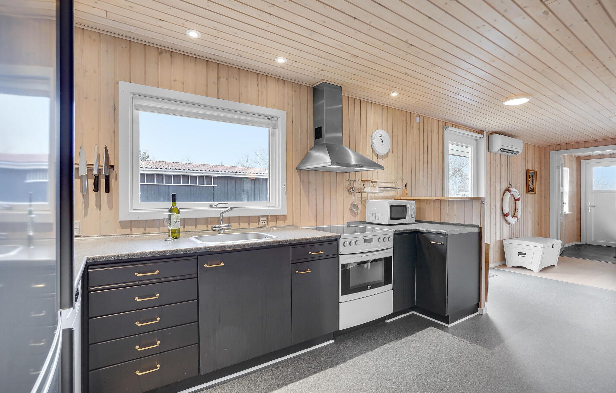 Kylskåp, spishäll, diskmaskin och kaffe- och tebryggare