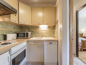 Kylskåp, ugn, diskmaskin och kaffe- och tebryggare