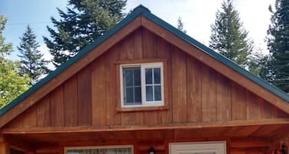A charming cabin close to Glacier National Park, Flathead Lake, and ski resorts.