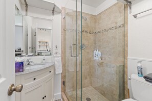 Dusche, Haartrockner, Handtücher, Seife