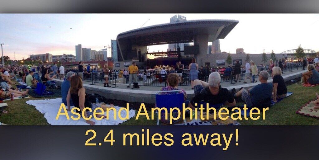 Un anfiteatro al aire libre con escenario y zona de asientos para el público.
