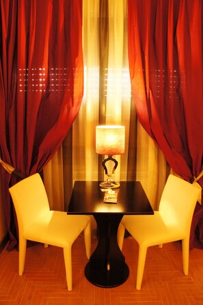 Suite Junior, 1 Tempat Tidur Queen, Bebas Asap Rokok | Brankas dan didekorasi berbeda-beda
