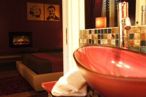 A bathroom with a red sink, a mirror, and a tiled backsplash. - Hotel L'Orto degli Otelli (Frosinone)