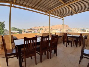 Desayuno continental diario (INR 150 por persona)