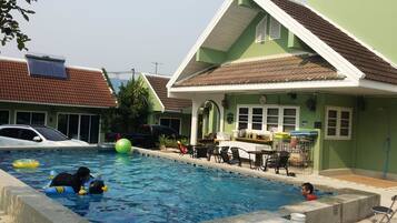 Una piscina al aire libre