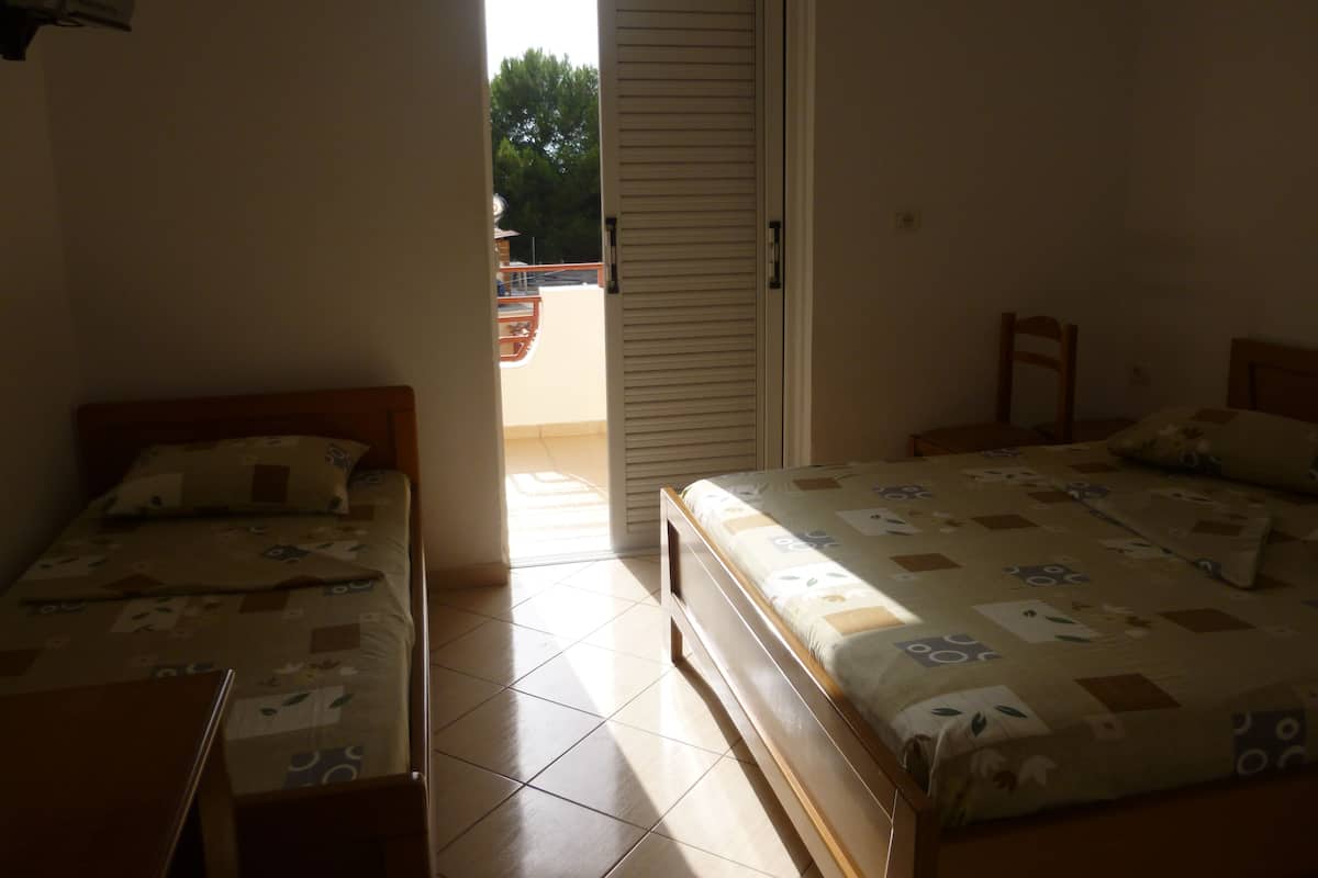Habitación triple, balcón | Caja de seguridad en la habitación, insonorización y wifi gratis
