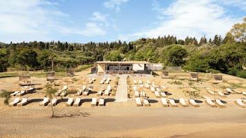 Spiaggia privata, un bar sulla spiaggia
