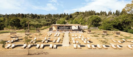 Een privéstrand, een strandbar