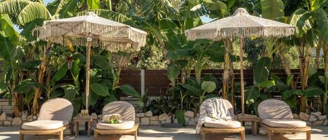 2 Außenpools, geöffnet von 07:00 Uhr bis 19:00 Uhr, Sonnenschirme