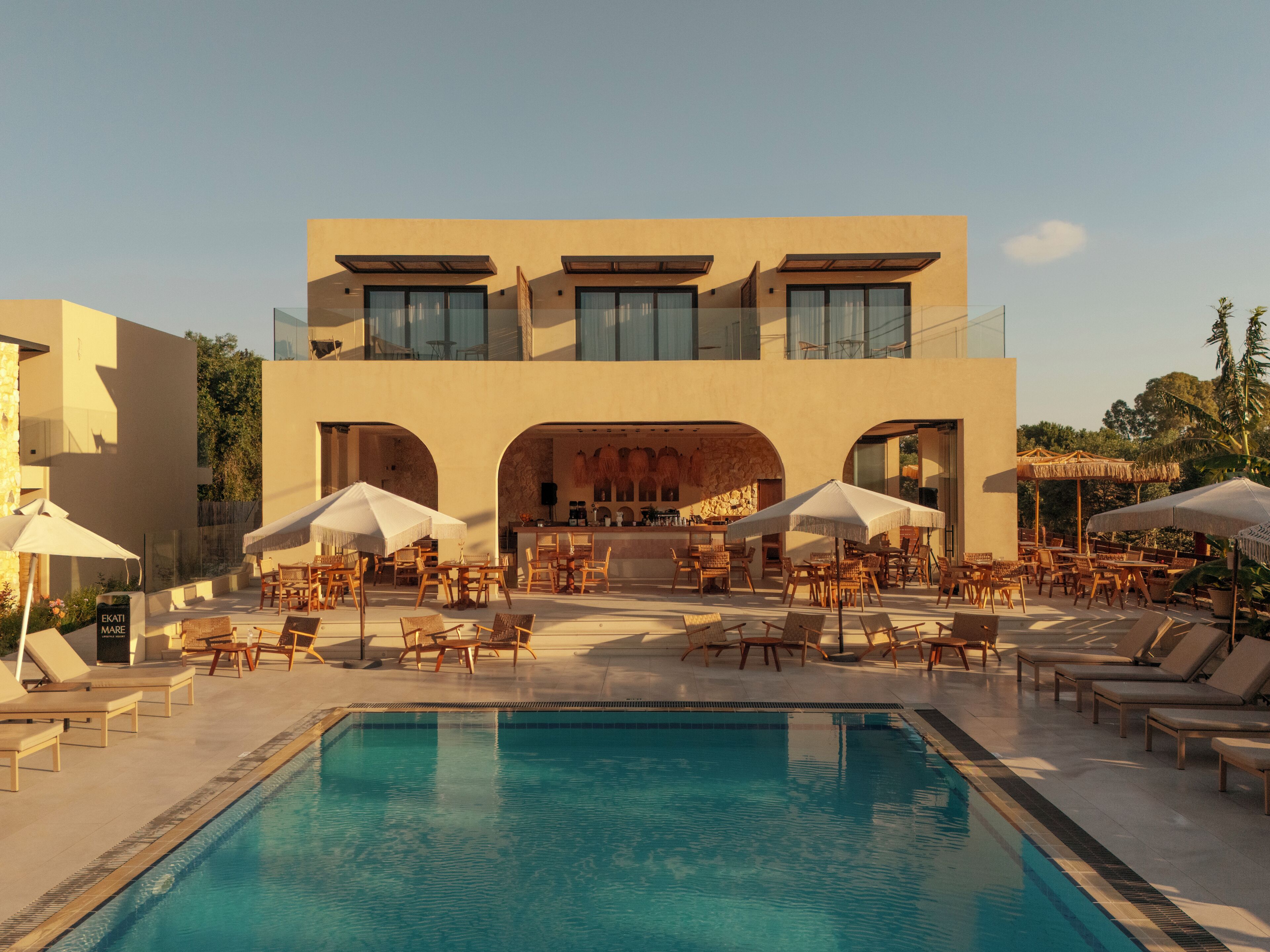2 piscinas al aire libre (de 07:00 a 19:00), sombrillas, tumbonas