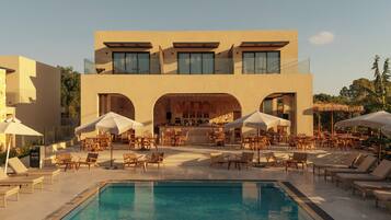 2 piscinas al aire libre (de 07:00 a 19:00), sombrillas, tumbonas