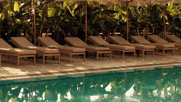 2 piscinas al aire libre, sombrillas, sillones reclinables de piscina