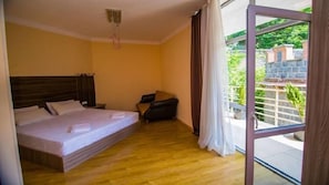 In-room safe, desk, blackout drapes, iron/ironing board - Hotel Aisi (Borjomi)