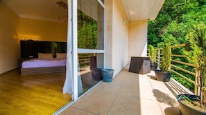 In-room safe, desk, blackout drapes, iron/ironing board - Hotel Aisi (Borjomi)