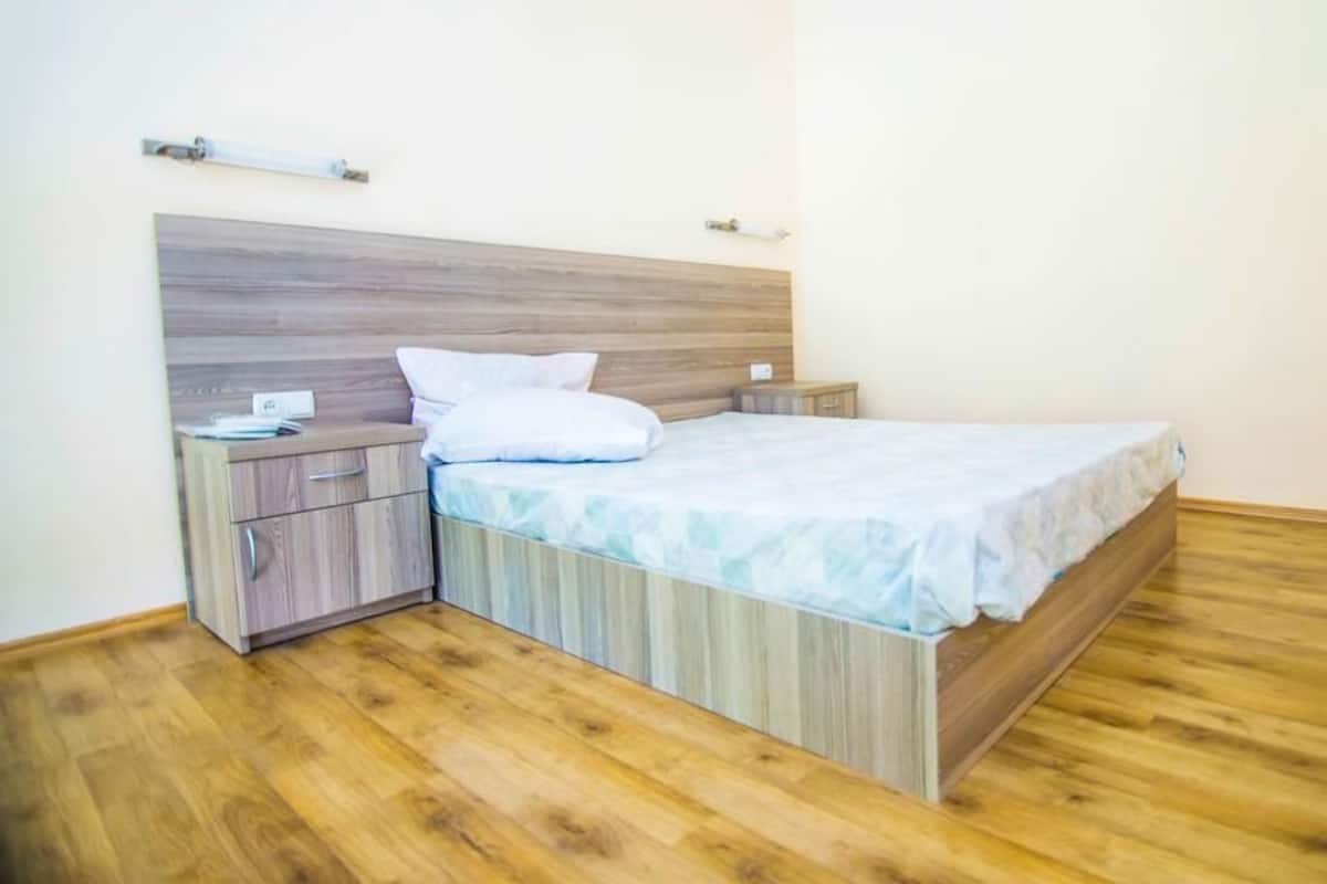 Caja de seguridad en la habitación, escritorio y cortinas blackout