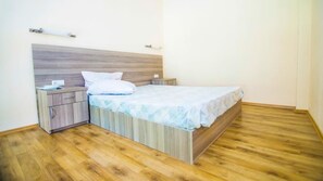 Zimmersafe, Schreibtisch, Verdunkelungsvorhänge, Bügeleisen/Bügelbrett