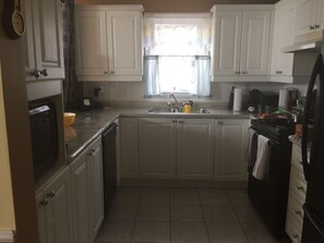 Luxury Condo | Shared kitchen | Full-sized fridge, microwave, oven, stovetop - Cozy water front Montreal (Montreal)