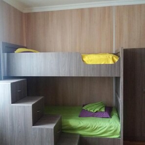 Bügeleisen/Bügelbrett, Zustellbetten, kostenloses WLAN, Bettwäsche