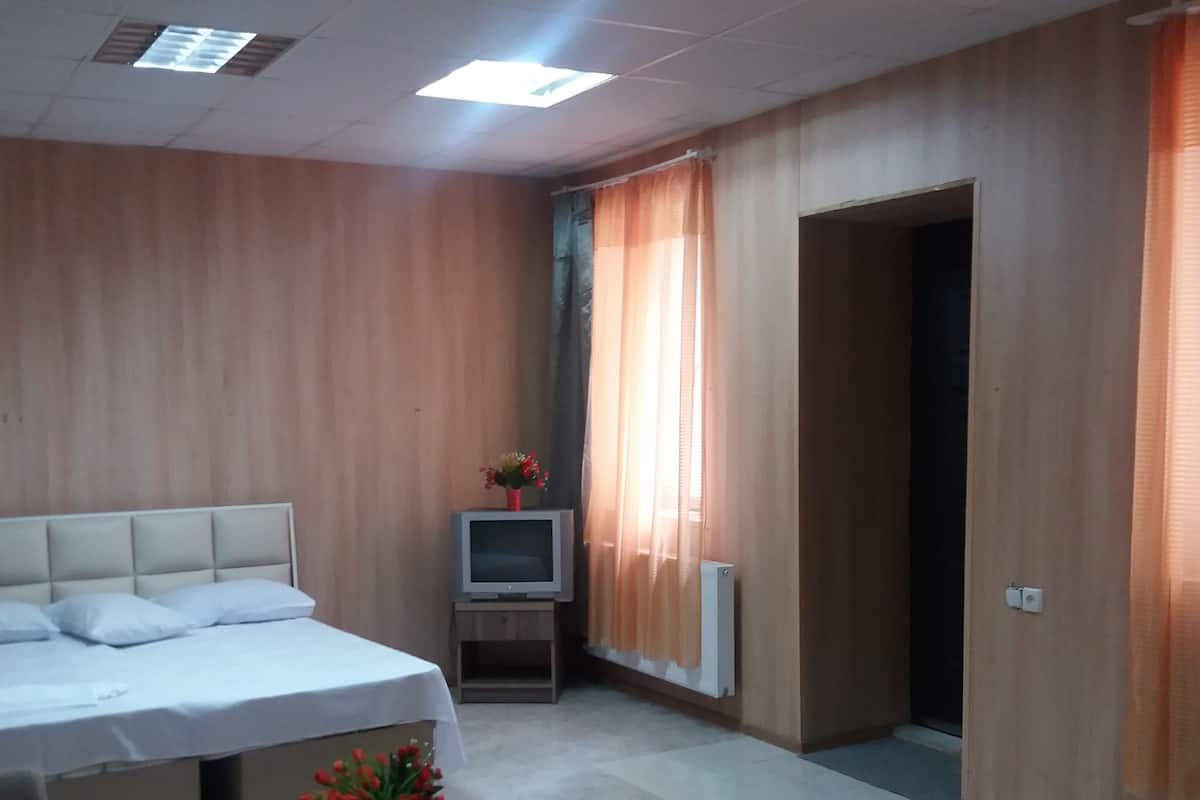 Setrika/meja setrika, tempat tidur lipat/tambahan, dan Wi-Fi gratis