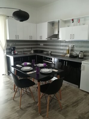 Cookware/dishes/utensils, spices