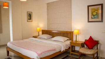 2 bedrooms, iron/ironing board, internet, bed sheets