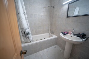 Apartemen Comfort, Bebas Asap Rokok, pemandangan laut | Kamar mandi | Pancuran hujan, perlengkapan mandi gratis,  dan pengering rambut