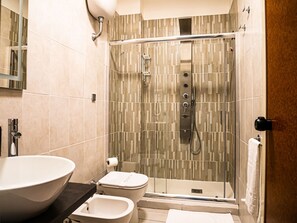 Chambre Triple | Salle de bain | Douche, articles de toilette gratuits, sèche-cheveux, bidet