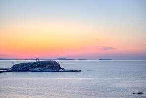 Beach - Cyano Suites offers views over the Aegean Sea and the Temple of Apollo. (Naxos)
