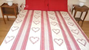 5 bedrooms, iron/ironing board, internet