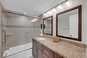 Towels - Beachfront 2B/2B Vacation Condo At Carlos Pointe Resort With Amazing Views! World Famous Sunsets! Southern Tip of Island! (Fort Myers Beach)
