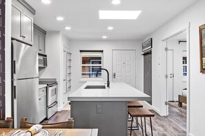 ثلاجة، ميكروويف، فرن، موقد طهي مسطح