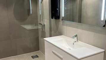 Basic Triple Room, Multiple Beds, Non Smoking, Shared Bathroom | Bathroom