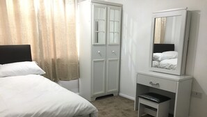 Blackout drapes, iron/ironing board, rollaway beds (surcharge) - UK HOLIDAY HOMES (Smethwick)