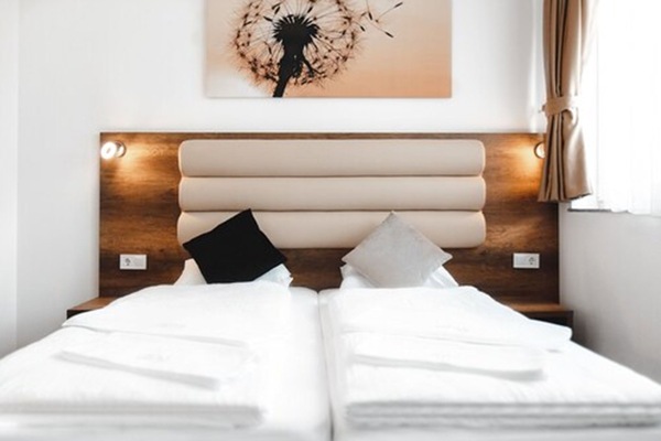 Een bureau, geluiddichte muren, gratis wifi, beddengoed