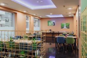 Tägliches Frühstücksbuffet (11.90 EUR pro Person)