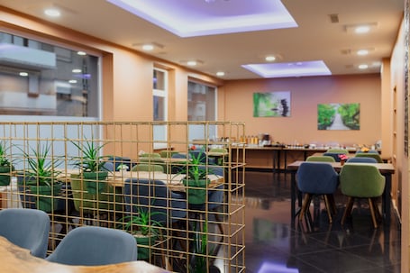Café da manhã com buffet todos os dias (EUR 11.90 por pessoa) . Hotel Castle Rastatt