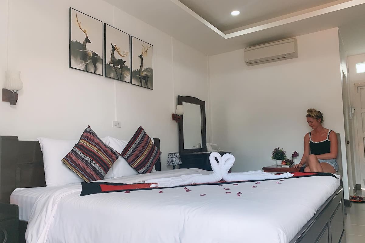 In-room safe, blackout drapes, free WiFi