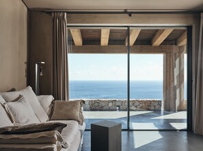 Luxury-Villa, 2 Schlafzimmer, eigener Pool (East) | Wohnzimmer | 43-Zoll-Flachbildfernseher mit Kabelempfang, Smart-TV, DVD-Player